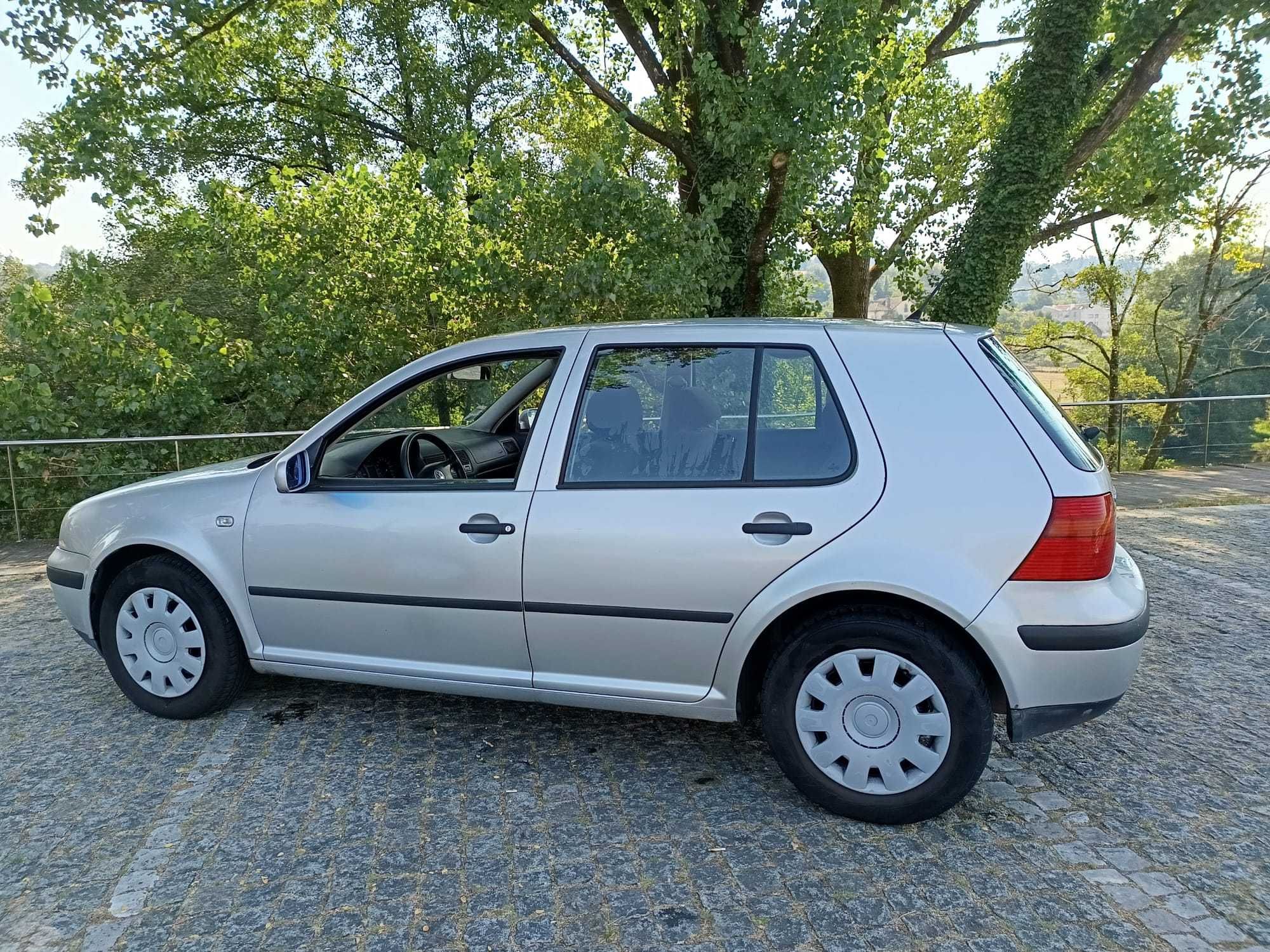 Carro Volkswagen Golf, ano 2000