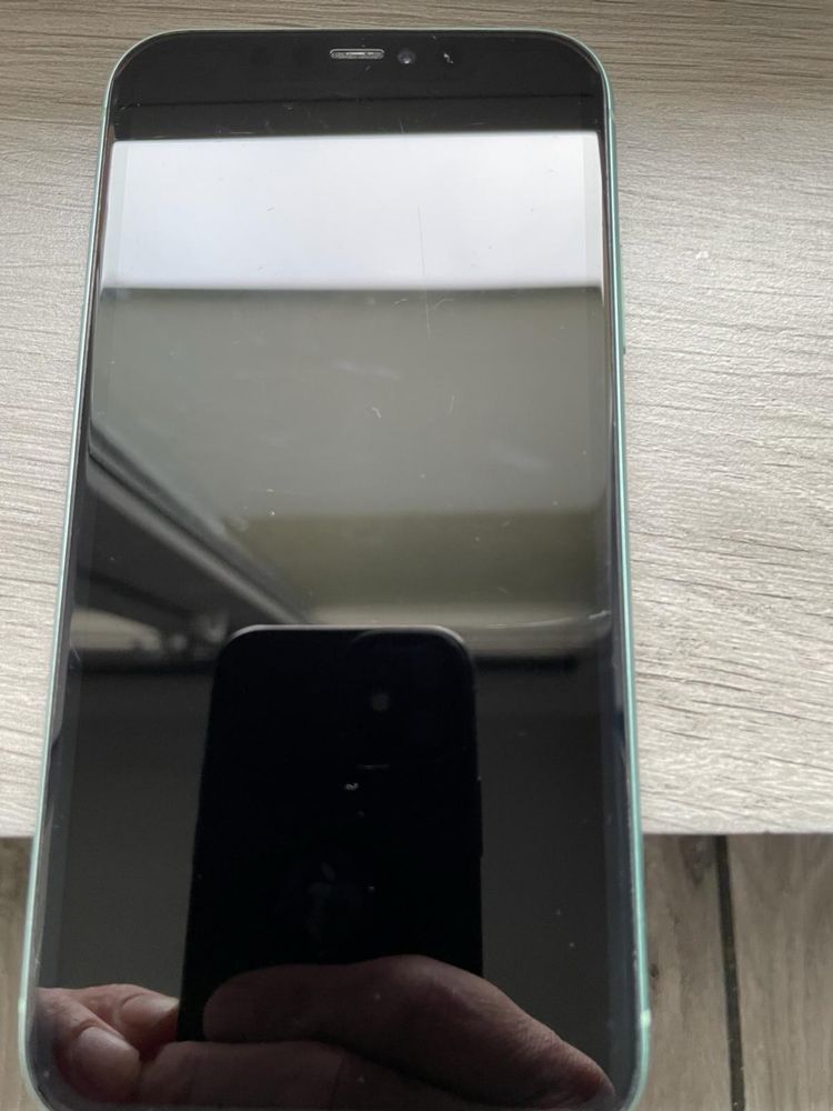 Iphone 11  iphone (lekko uszkodzony )