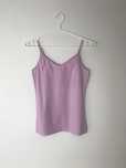 Liliowy klasyczny bawełniany top na ramiączkach V-neck