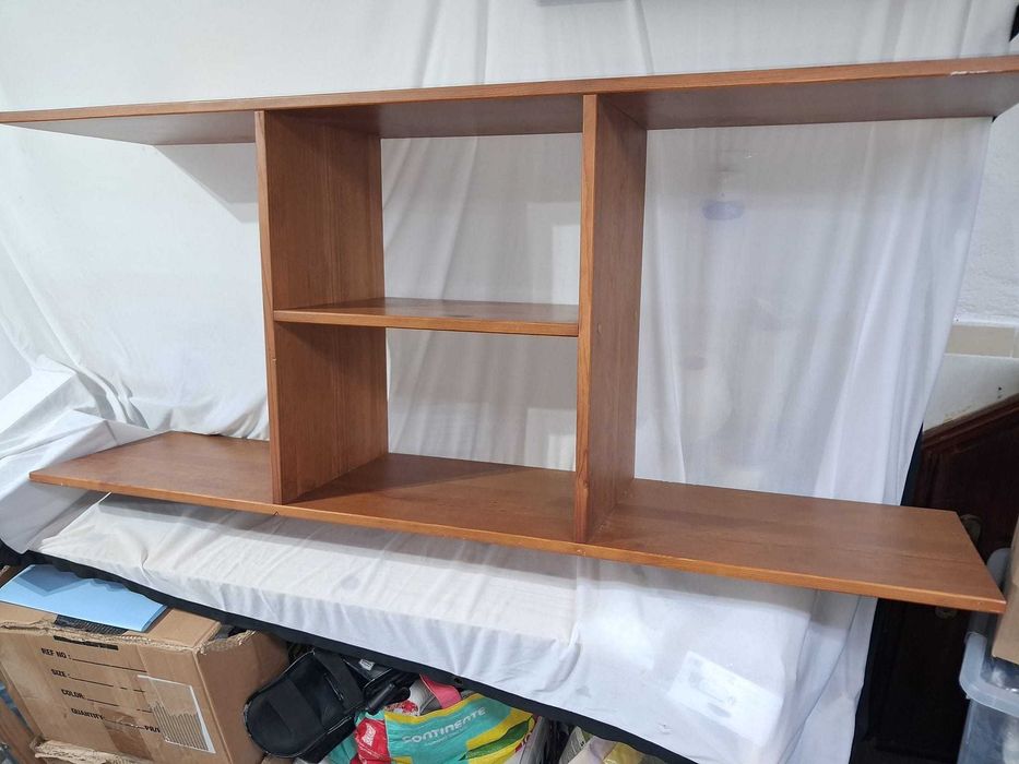 Estante de madeira natural