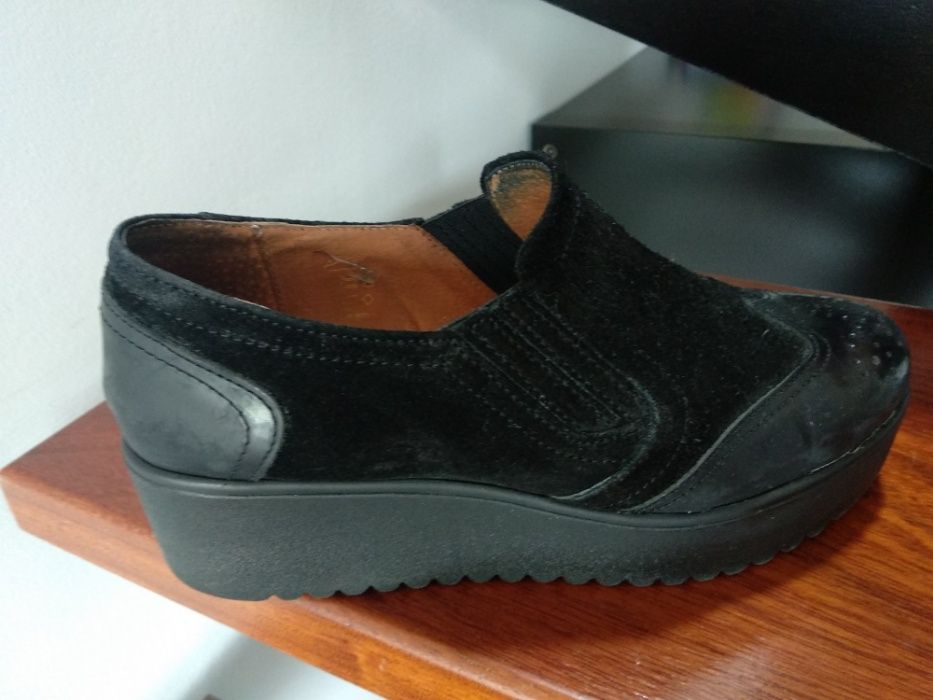 Sapatos pretos usados uma vez