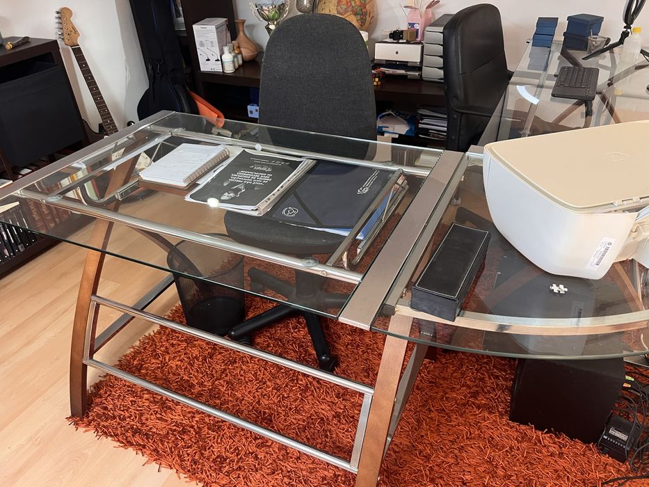 Mesa de escritorio em L em vidro e estrutura de madeira