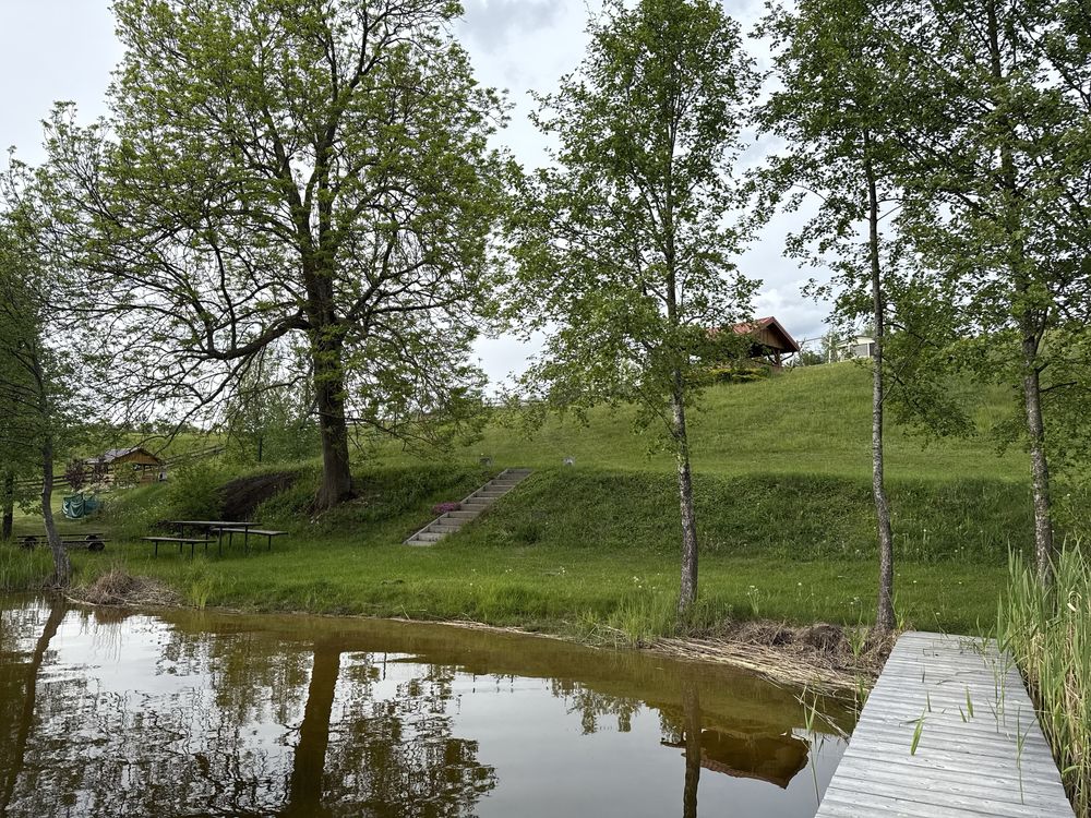 Domek nad jeziorem, jezioro, las, wakacje, urlop, domek holenderski