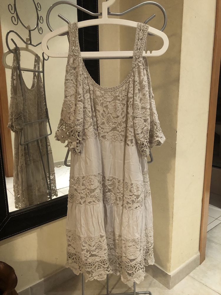 Vestido beje com apliques em renda