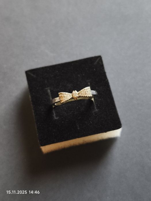 Pierścionek kokardka z kryształkami, srebro 925, średnica 17,6 mm