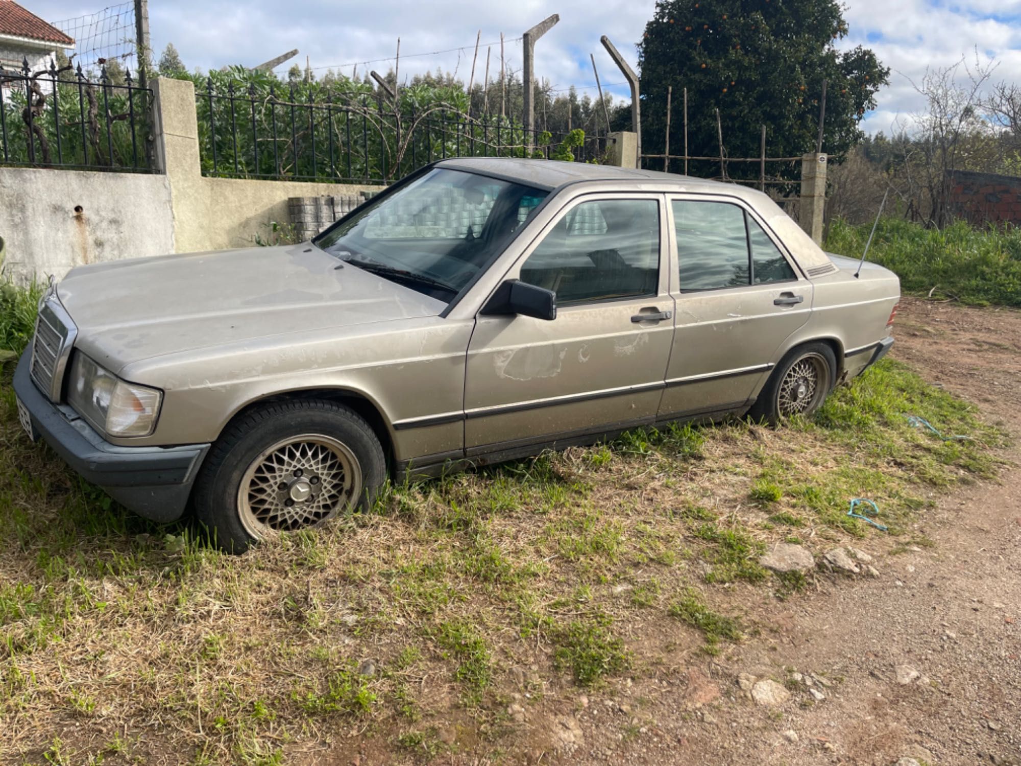 Mercedes 190 D com jantes especiais