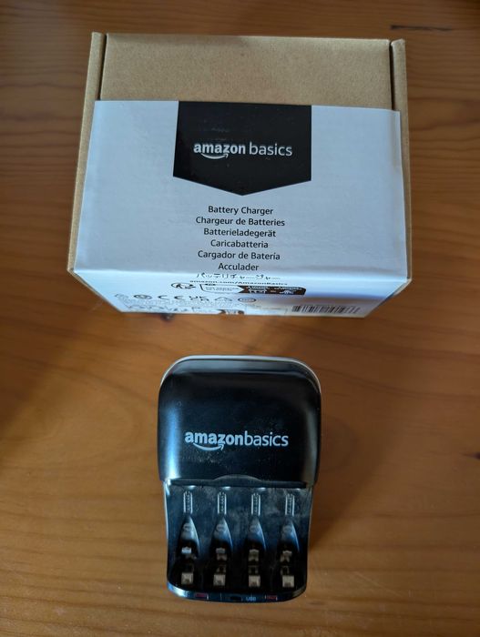 Carregador de pilhas Amazon Basics novo na caixa