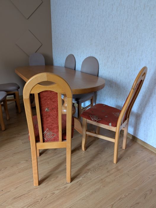 Masywny drewniany rozkładany stół z 8 krzesłami