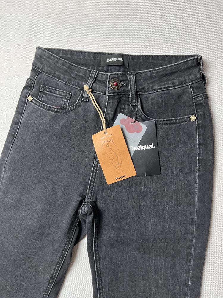 Czarne jeansy skinny do kostek z haftem marki Desigual rozmiar 24 (xs)