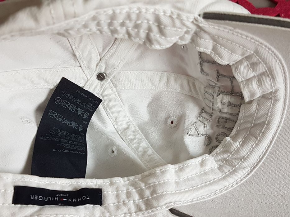 Czapeczka z daszkiem jak nowa Tommy Hilfiger biała, regulowany obwód