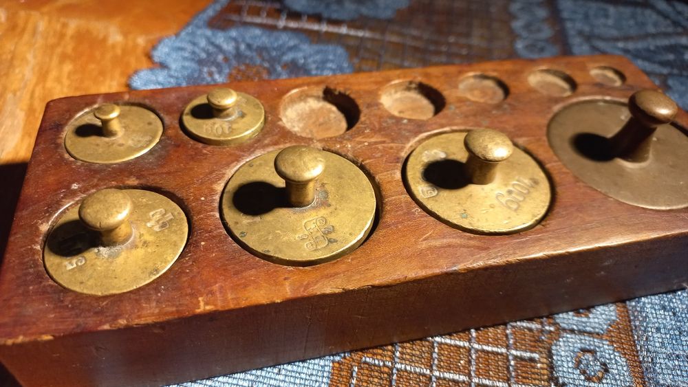 Odważniki do wagi szalkowej.