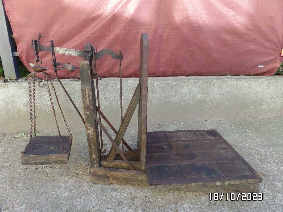 zabytkowa waga  idealna do ogrodu jako ozdoba