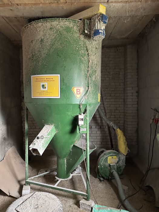 Zestaw paszowy. Mieszalnik plus śrutownik ssąco tłoczacy