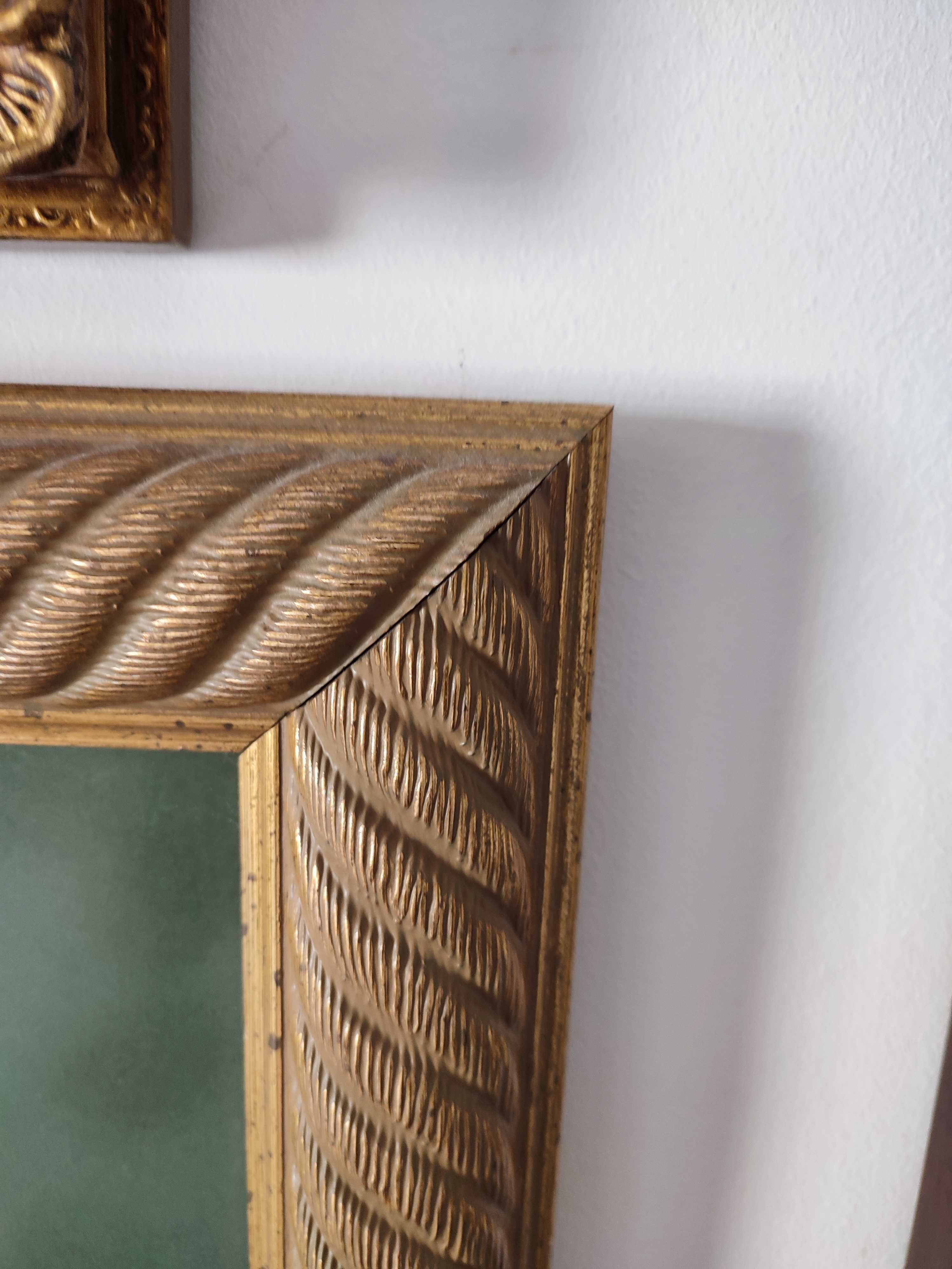 Quadro de caçada com passpartout verde e moldura dourada