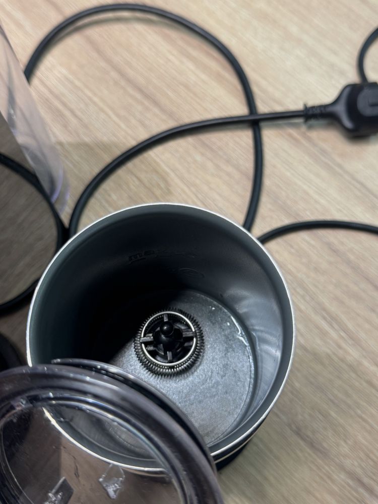 Кавомашина Nespresso Essenza Mini з аератором молока Nespresso