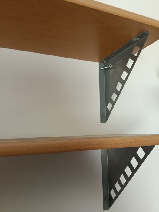 2 parteleiras com suportes