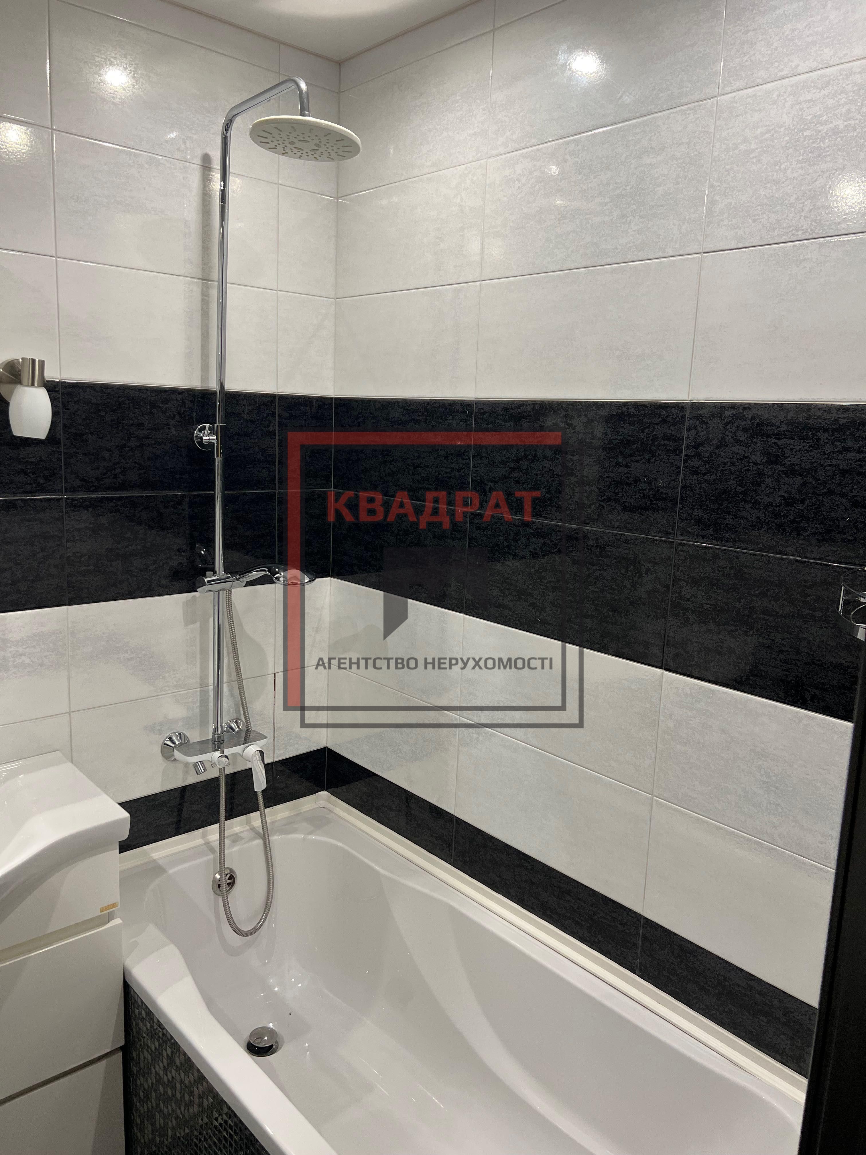 Продам 1/2 будинку / код 4053