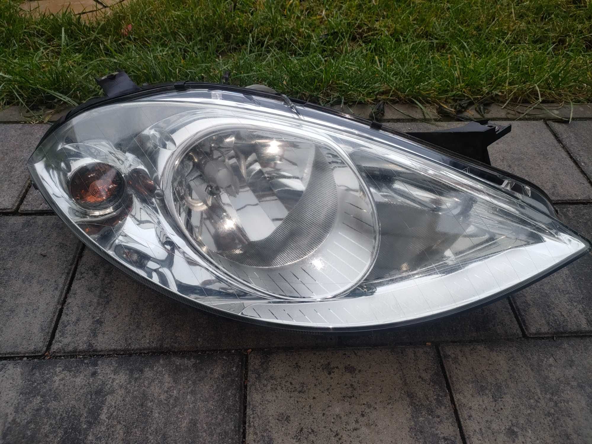 Mercedes A klasa W169 lampa prawy przód Europa