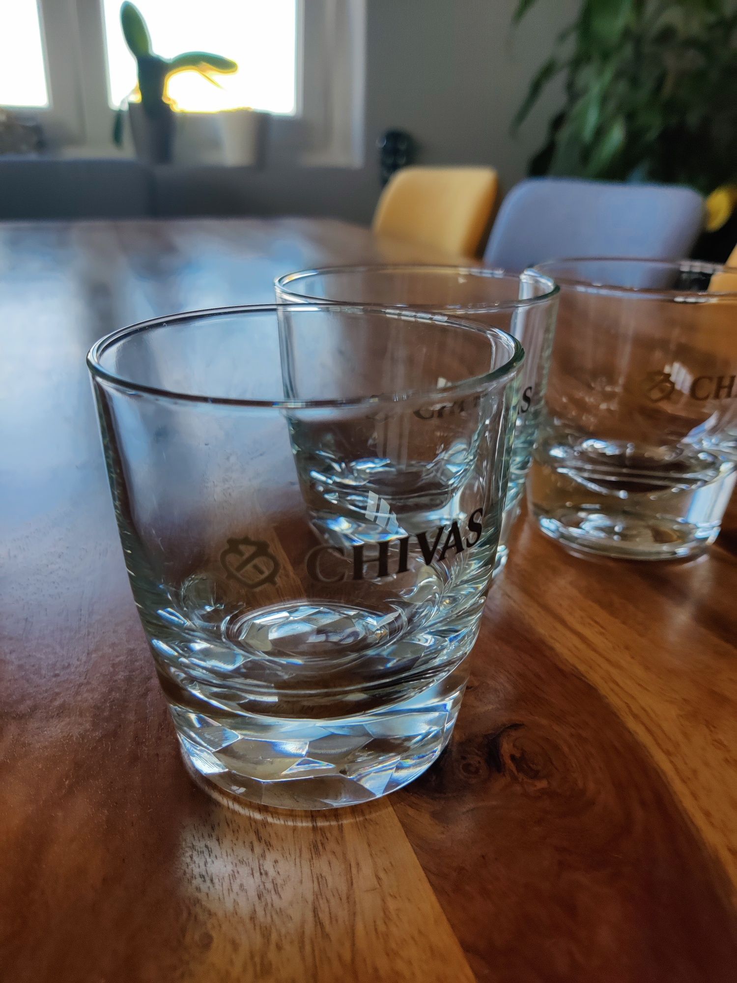 4 copos de whisky Chivas