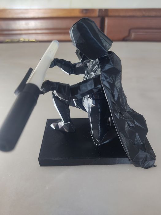 Darth Vader segura a sua caneta