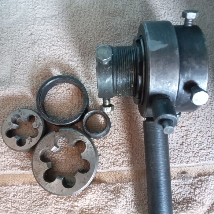 Плашкотримач з плашками G 1/2, набір для нарізання різьби