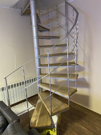 Дизайнерская металическая лестница с деревянными ступенями