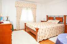 Quarto com mesas de cabeceira, em madeira, em bom estado