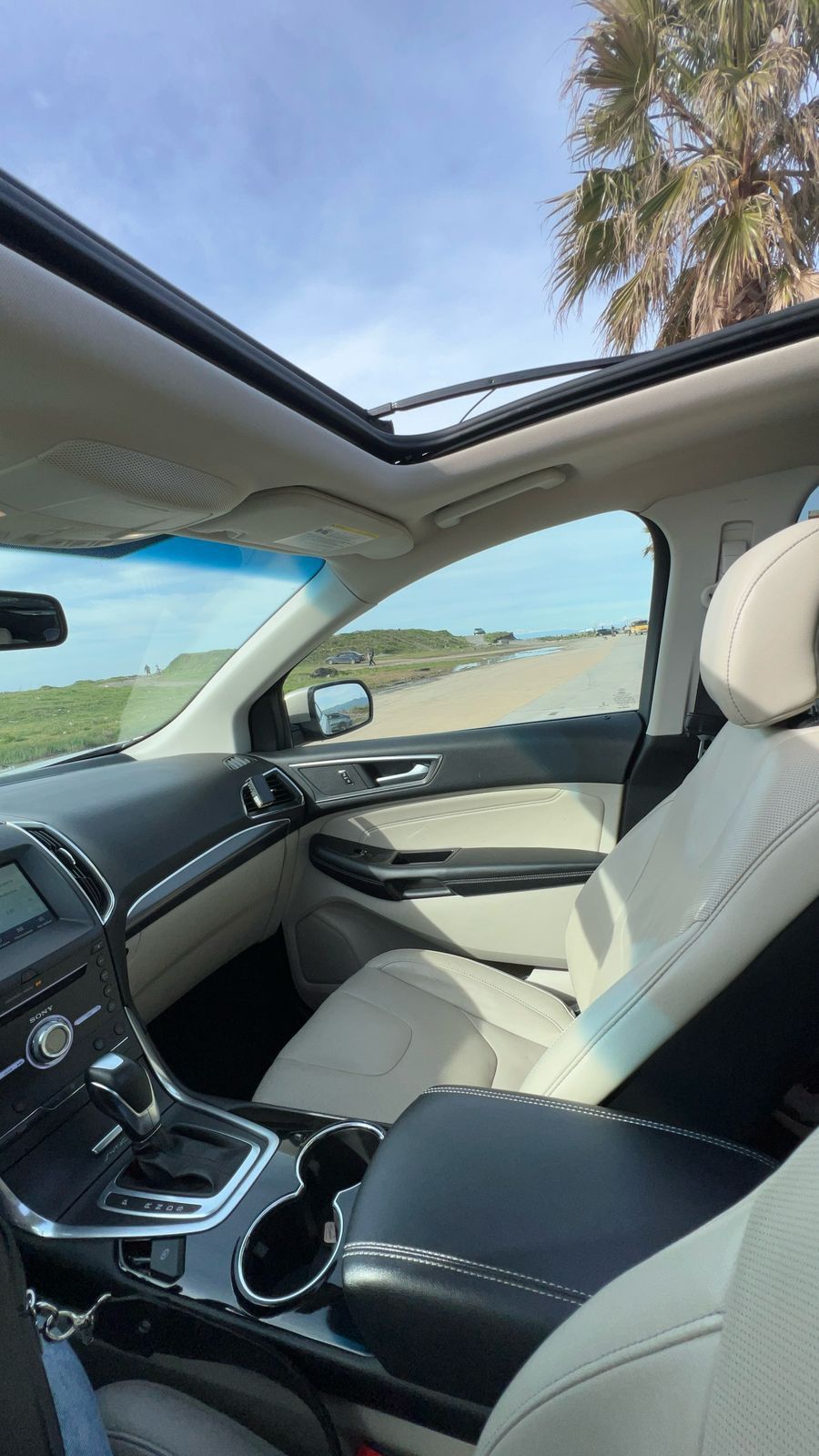 Продається авто FORD EDGE -2017 року-3,5 об'єм двигуна.