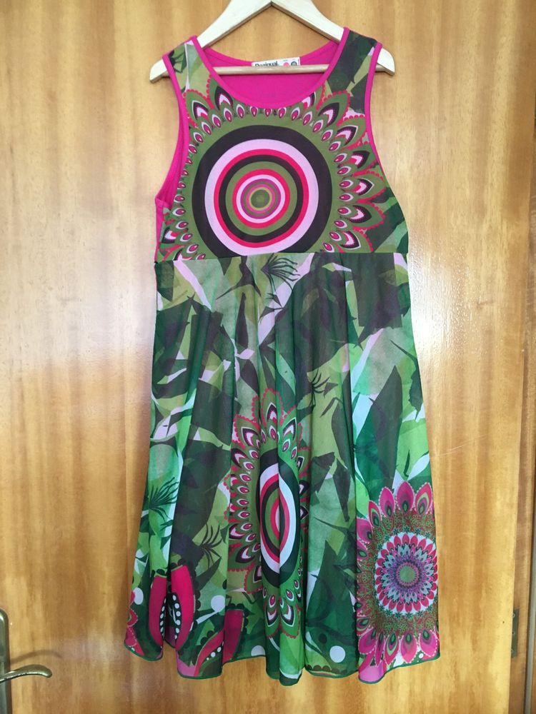 Vestido Desigual, tamanho 11-12, tecido fluido