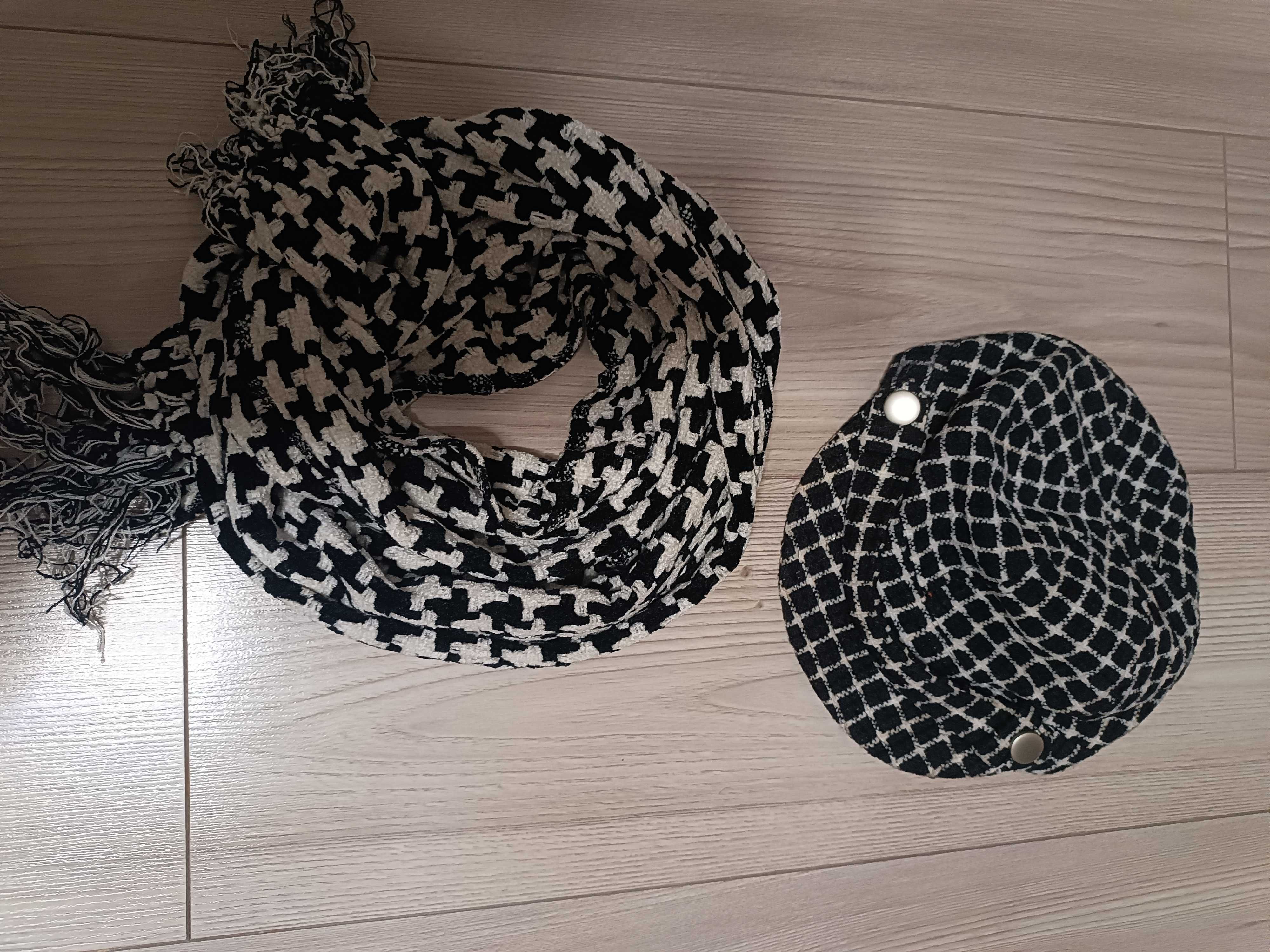 Czapka dziewczęca kaszkiet w kratę z szalikiem używana, obwód 53 cm
