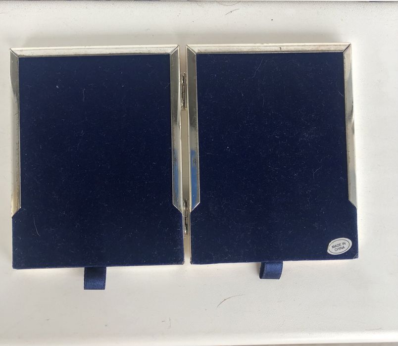 Дві посріблені рамки