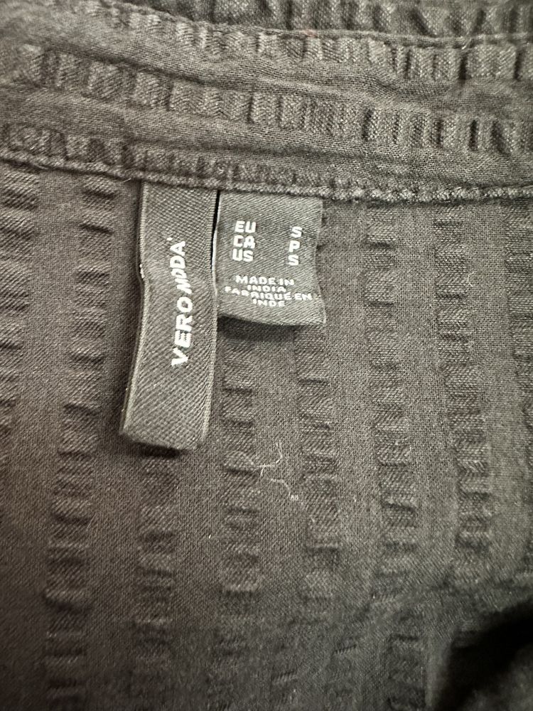 Czarna sukienka vero moda