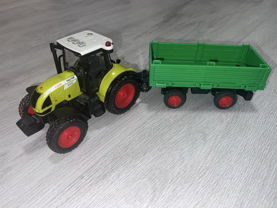 Трактор з причепом