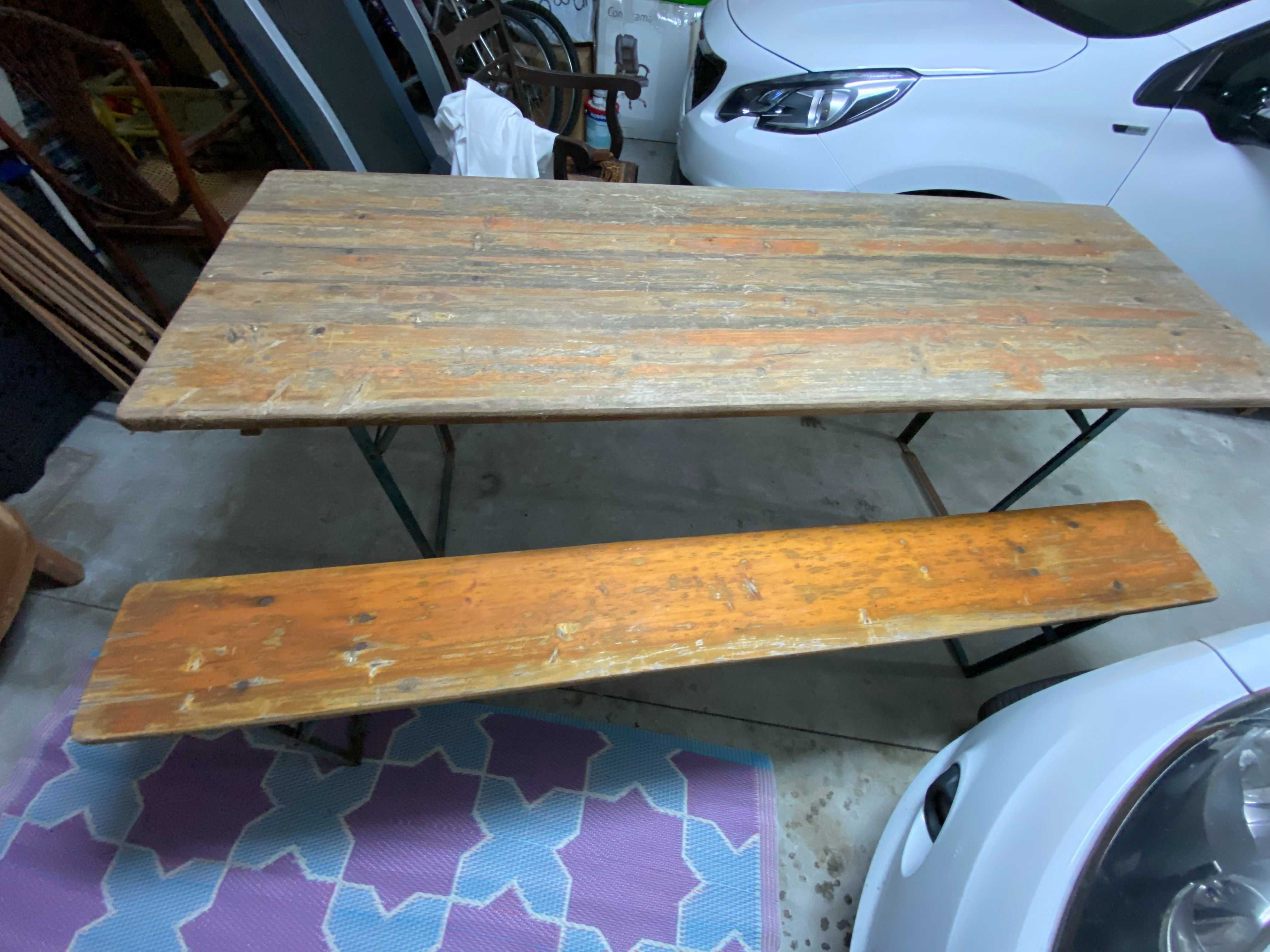 Mesa de exterior com dois bancos