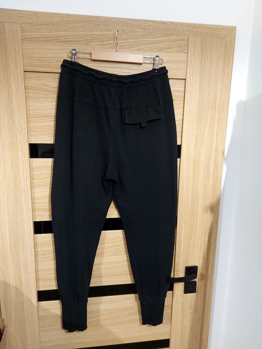 Czarne dresowe sportowe spodnie 170 cm modne z kieszeniami Reserved