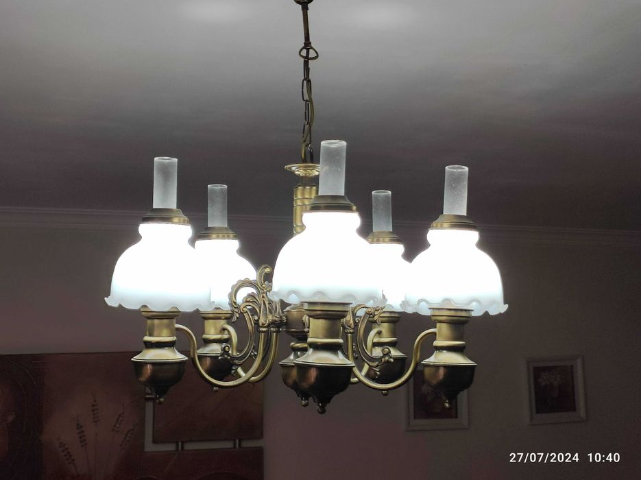 Candeeiro vintage em metal com 5 braços e campânulas em vidro