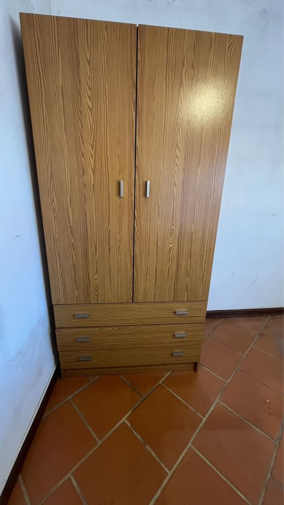 Guarda-vestidos de 2 portas e 3 gavetas – bom estado