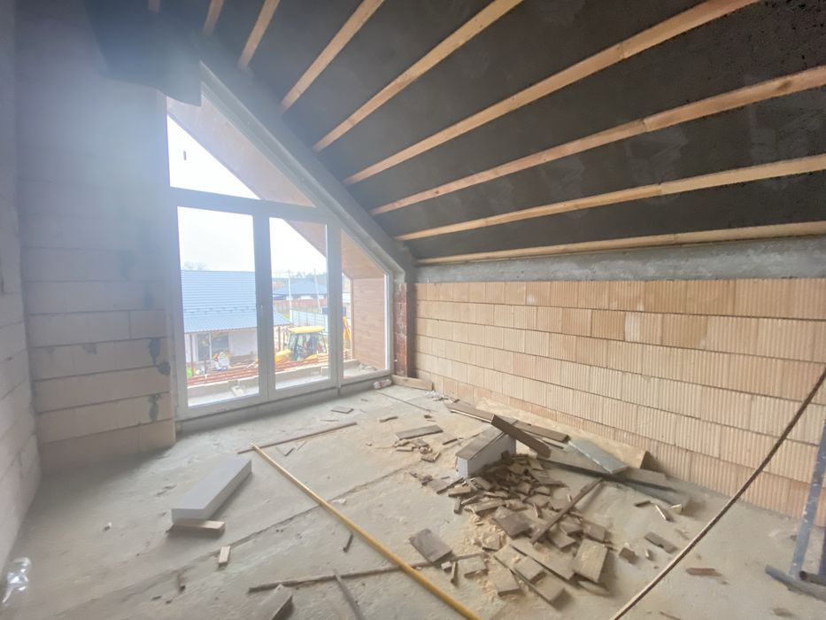 Двухповерховий будинок в спокійному районі!