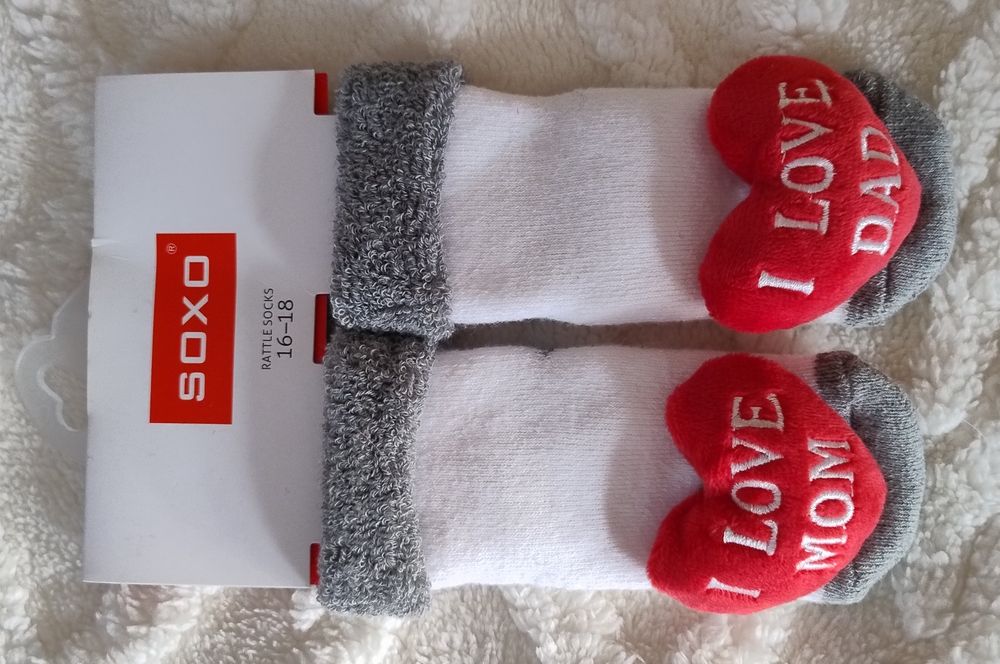 Skarpetki niemowlęce z grzechotką SOXO w rozmiarze 16-18, z napisem „I