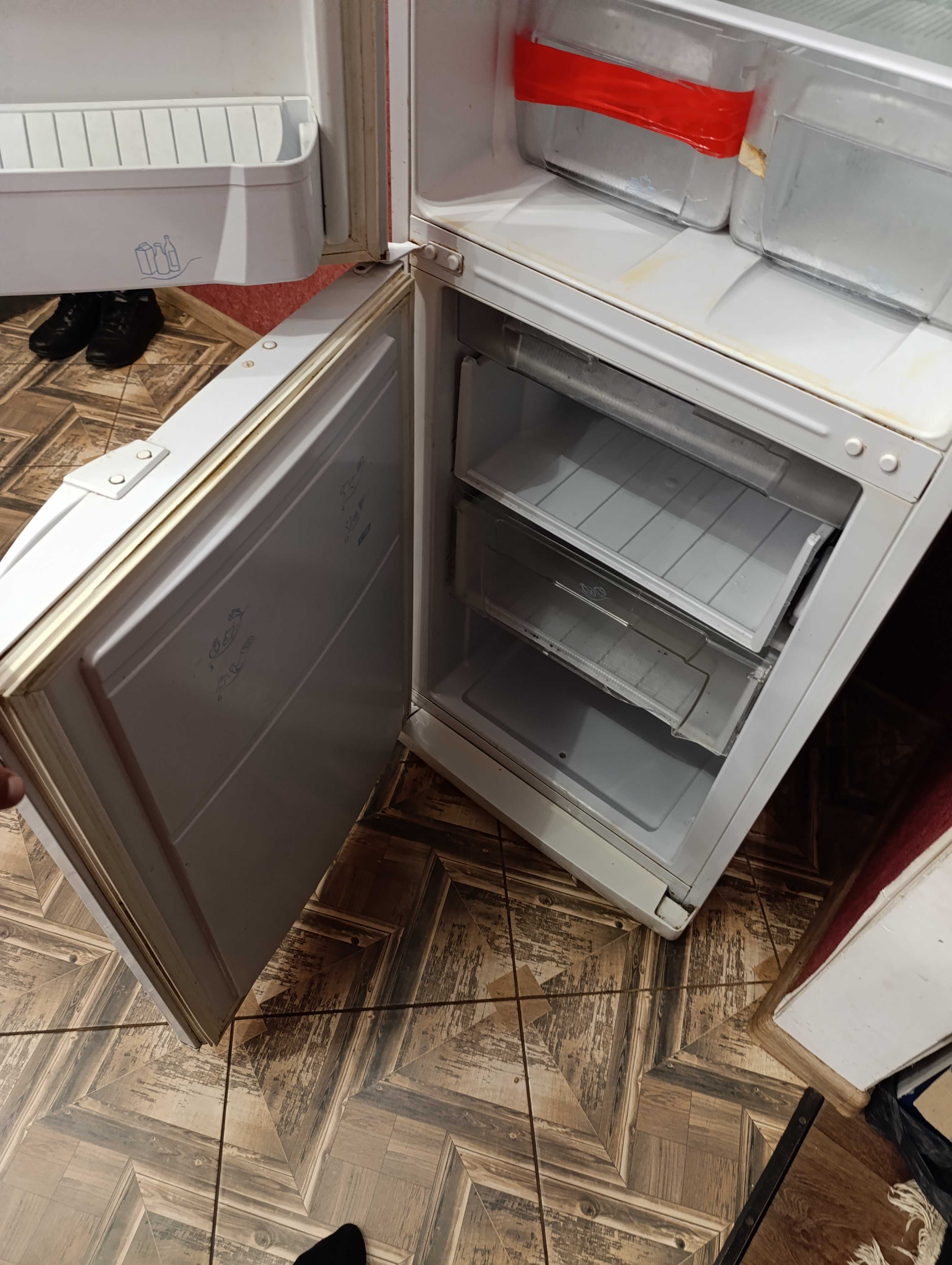 Продам Холодильник indesit