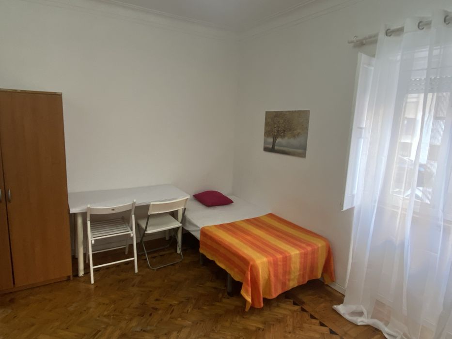 Quarto Partilhado 5min a pé da CP Queluz-Belas - 2 Vagas Disponíveis