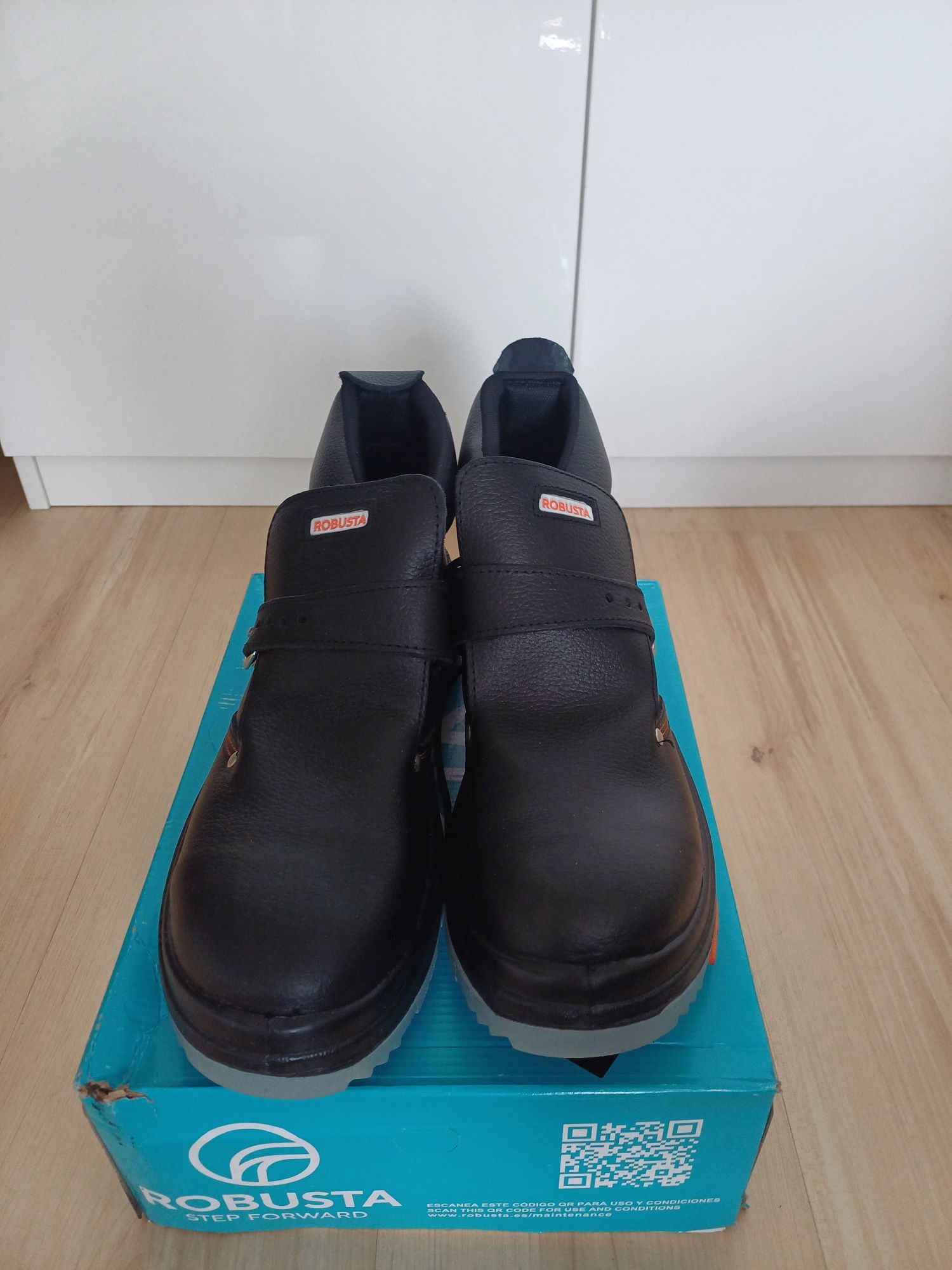 Buty robocze wzmacniane
