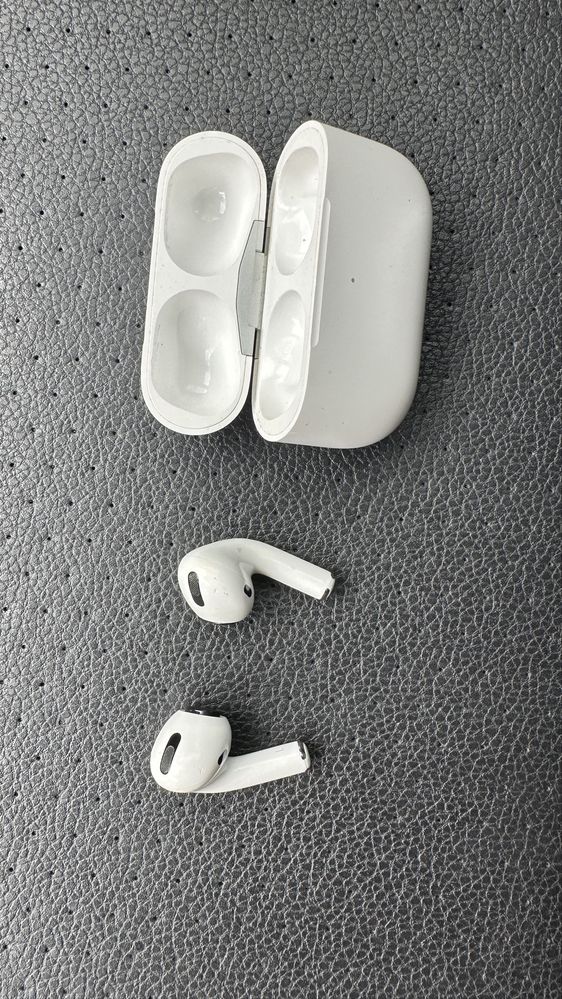 Apple AirPods Pro (Original) кейс + навушник шумить