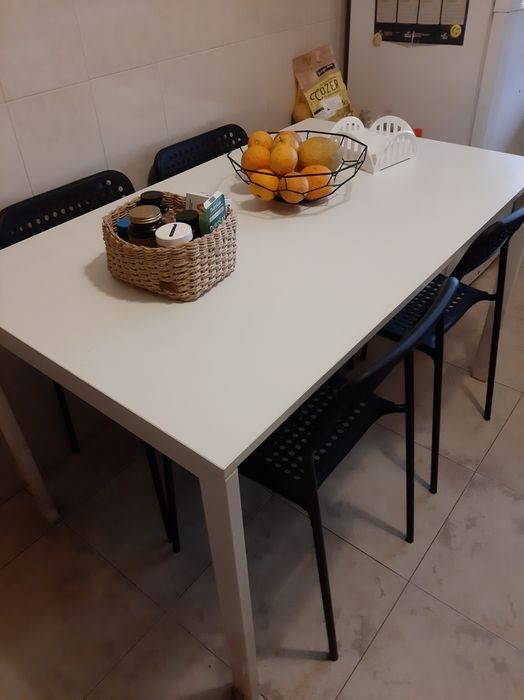 Conjunto de mesa e 4 cadeiras