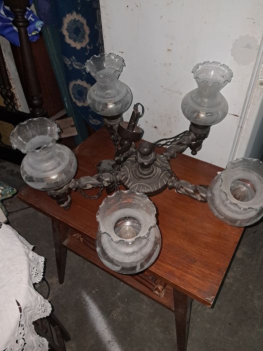 Candeeiro de teto em madeira