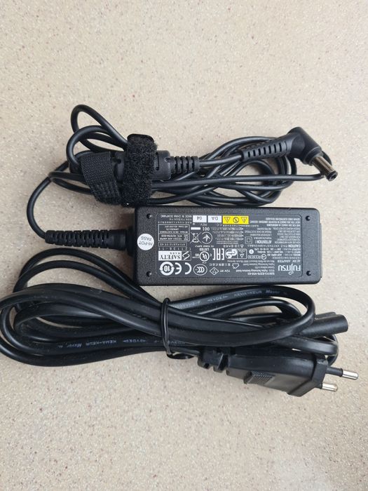 Зарядне/зарядка до ноутбука Fujitsu,Asus та ін. 20 вольт/2 ампера