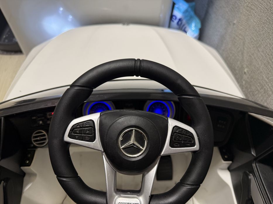 Дитяча машинка электромобиль