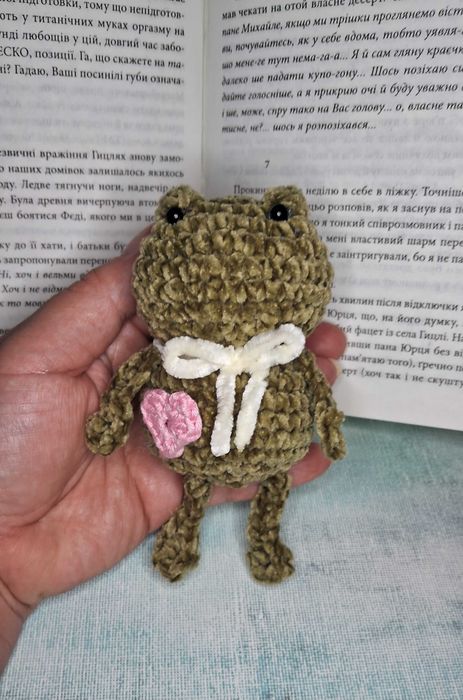 Prezent na walentynki pluszowa żabka walentynka amigurumi na szydełku
