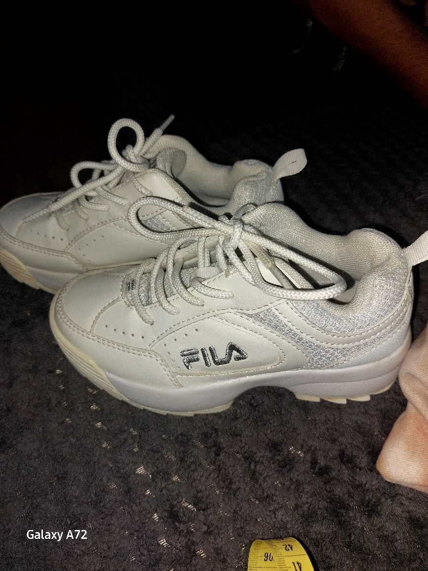 Białe adidasy Fila