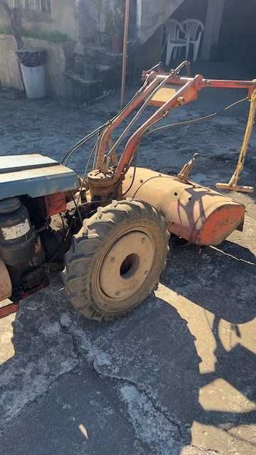 Motocultivador com acessórios